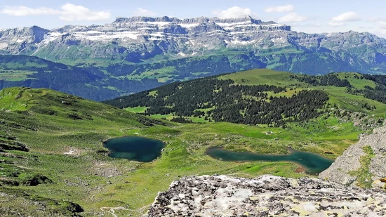 Von der Leglerhütte geht der Blick tief hinunter zu den Ängiseen und hinüber zum Glärnischmassiv.