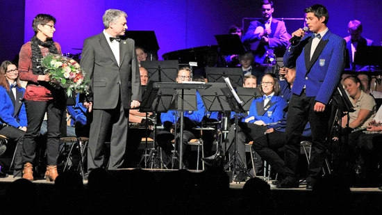 Stabwechsel nach 30 Jahren: Andreas Hösli (rechts) beschenkt seinen Vater Jürg wie auch dessen Frau Greth Hösli.