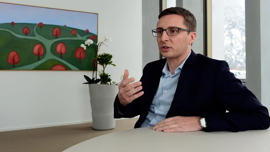 Landschaft drinnen und draussen: Thomas Kundert beim Interview in seinem Büro im Medienhaus.