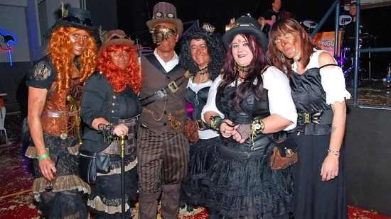 Diese Besucher der Netstaler Fasnacht träumen (vermutlich) von Piraten.