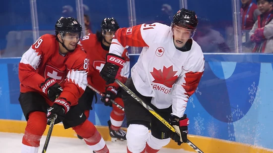 Kanadas Torschütze Mason Raymond (rechts) hier noch in einer Szene im Spiel gegen die Schweiz (links Cody Almond)