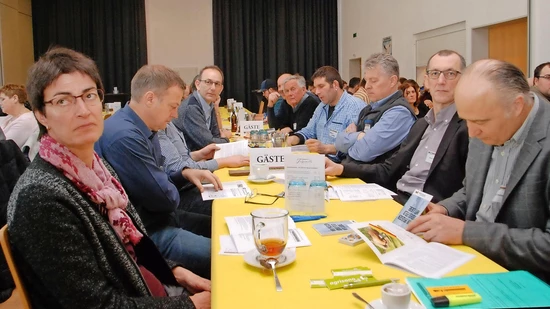 Illustre Gästeschar: Diverse Politiker und Funktionäre lassen sich vor Ort über die Situation der Glarner Bauernsame informieren.