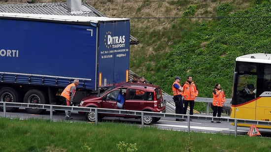 In den Unfall involviert sind ein Sattelschlepper und ein Kleinwagen. In den Unfall involviert sind ein Sattelschlepper und ein Kleinwagen.