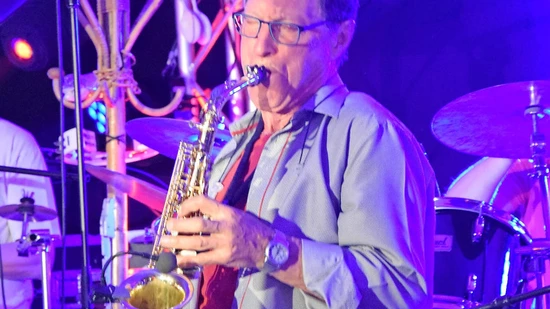 Tränen oder Schweiss? Auf jeden Fall ist Rämlers-Saxofonist mit ganzem Einsatz dabei.