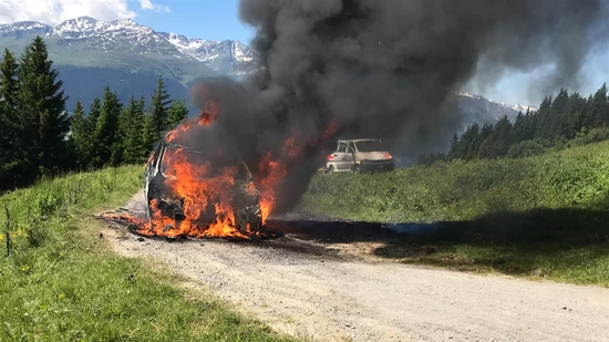 Das Auto ist oberhalb von Burleun vollständig ausgebrannt.