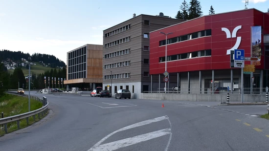 Der Unfallort beim Parkplatz der Rothornbahn in Lenzerheide.