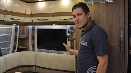 Marco Baitella neu präsentiert das Innere eines bei ihm ausgestellten Wohnwagen.