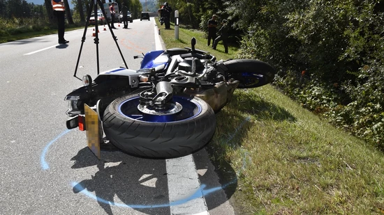 Der Töfffahrer konnte eine Kollision mit dem Hirsch nicht verhindern.