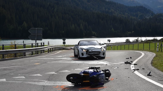 Töfffahrer verletzt sich beim Zusammenstoss leicht.