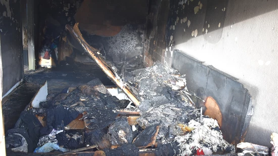 Der Brandherd befindet sich im Schlafzimmer der Wohnung im ersten Stock. 