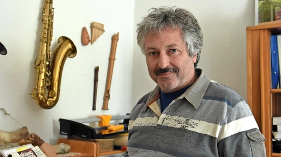 Mit Blockflöte fing es an: Dirigent Jürg Hösli aus Schwanden erhält den Kulturpreis von Glarus Süd.