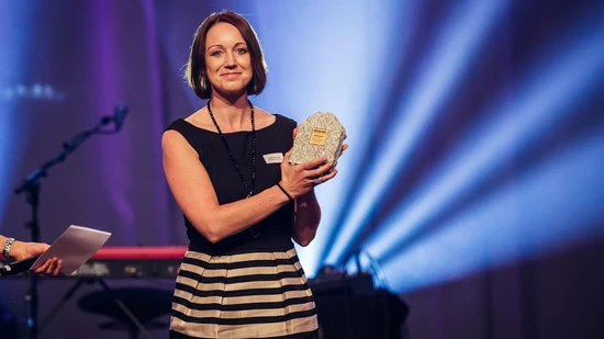 Die Präsidentin des Vereins: Monika Heeb-Lendi darf die Trophäe für das Spielerlebnis Walensee entgegennehmen. 