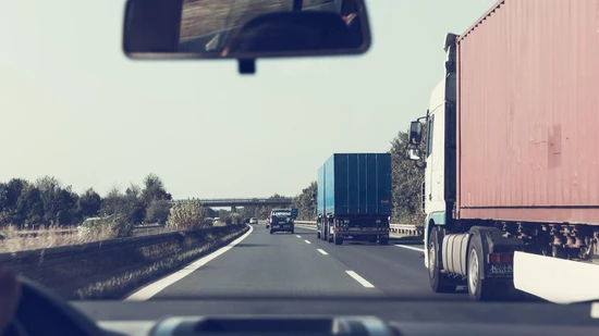 In Doppelbesatzung dürfen Lastwagenfahrer gemeinsam maximal 21 Stunden am Stück unterwegs sein.