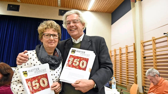 Die 150. Ausgabe ist da: Martha Schegg und Werner Stauffacher sorgen mit der «Matter Poscht» für Identifikation im Dorf und bei Heimweh-Mattern.