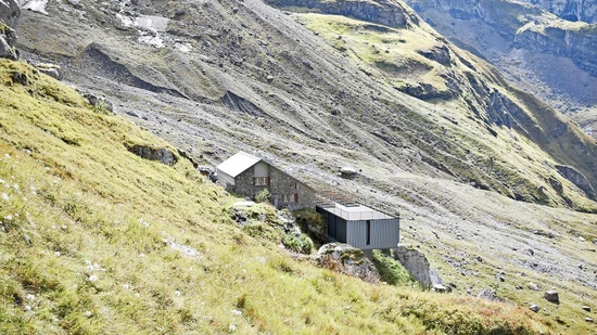 Ansicht von der Bergseite: rechts der Anbau.