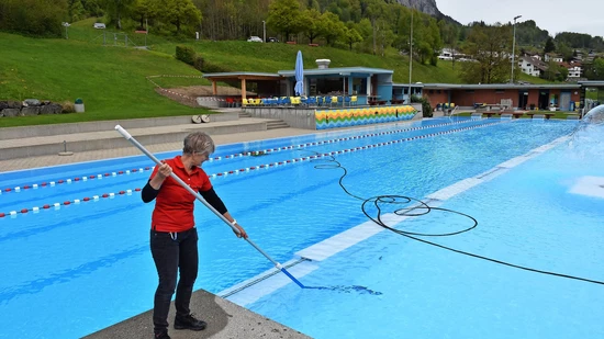 Glasklar, aber noch kalt: Das Schwimmbad ist parat, ebenso ist dies der erneuerte Kiosk mit vergrösserter Terrasse.