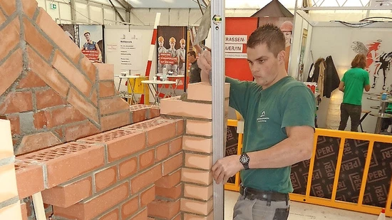 Obs passt? An der Glarner Messe kämpfen Maurer und Maurerinnen um den Einzug in den Halbfinal der Schweizer Meisterschaften.