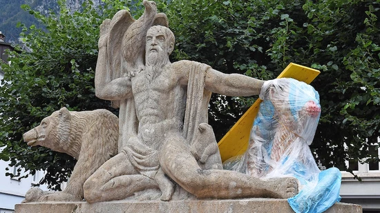 Zurück zum Original: Der Berggeistbrunnen in Glarus wird derzeit von Daniel Ledergerber restauriert.