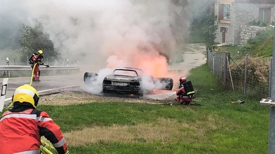Zum Glück konnten alle Insassen dieses Auto verlassen, bevor es komplett in Flammen aufging.