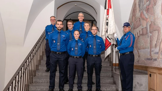 (Von links) Roland Hemmi, stellvertretender Kommandant und Ausbildungsverantwortlicher, Ueli Caluori, Kommandant, vereidigte Sven Hermann, Milena Petris, Simon Merkle, Jasmin Küffer sowie Gian Frei.