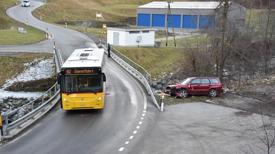 Das Auto prallte heftig in die ansteigende Leitplanke der Brücke.