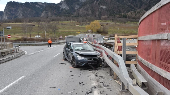 Der Autofahrer fuhr in ein Brückengeländer.
