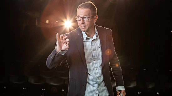 Sein letzter Auftritt als Kabarettist im Glarnerland liegt acht Jahre zurück: Bänz Friedli hat das Glarner Publikum als so humorvoll in Erinnerung, dass er sein Live-Album im «City-Chäller» in Glarus aufnahm.