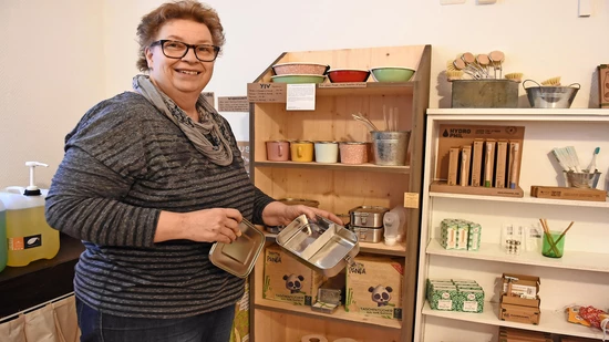 Von der Edelstahlbox bis zur Öko-Zahnbürste: Ursi Vögeli verkauft in ihrem Laden neben Lebensmitteln auch allerlei Haushaltsbedarf.
