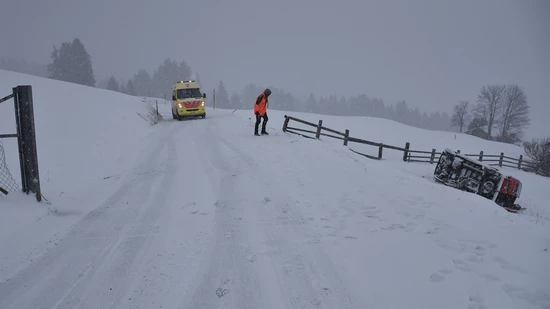In Oberurmein überschlug sich ein Van 20 Meter einen Hang hinunter.