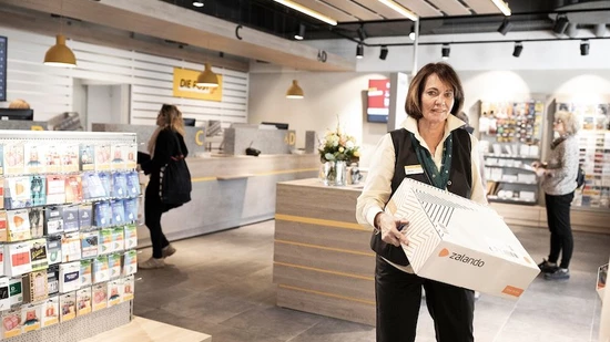 Scannen und weg: Verena Brunner demonstriert, wie man sein Paket selber aufgeben kann.