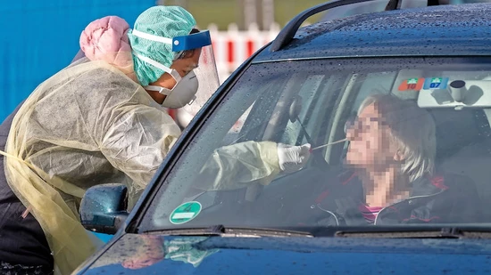 Das Auto ist auch ein Behandlungszimmer: Solche Tests wie hier in Deutschland gibt es ab Montag auch in Glarus. 