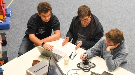 Zwei Awards und viele Erfahrungen: Die Glarner Roboterbauer erreichen in Istanbul mehr als einen Achtungserfolg.