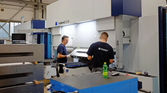 Auf diesem Archivbild vom Herbst 2019 verarbeiten Angestellte der Eberle Metallwarenfabrik Blech für alle möglichen Anwendungen.