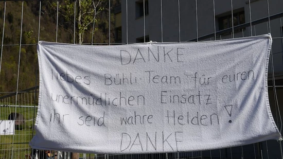 Zusätzlich isoliert: Vor dem Alters- und Pflegeheim Bühli in Ennenda schliesst ein Mitarbeiter den Zaun, der augenfällig die Aussenkontakte limitiert.Bilder Fridolin Rast