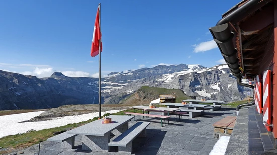 Wenn man nicht nur in, sondern auch vor der Muttseehütte sitzen kann, ist das Platzangebot deutlich grösser.