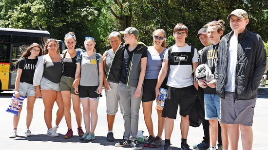 Diese 3. Realklasse von Klassenlehrerin Vroni Kamber aus Linthal ist startklar für die Schulreise ins Klöntal. 