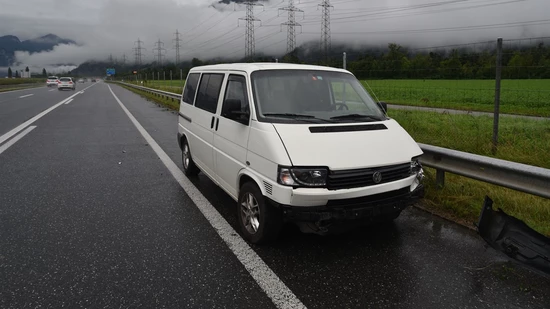 Der weisse VW kollidierte mit der Leitplanke.