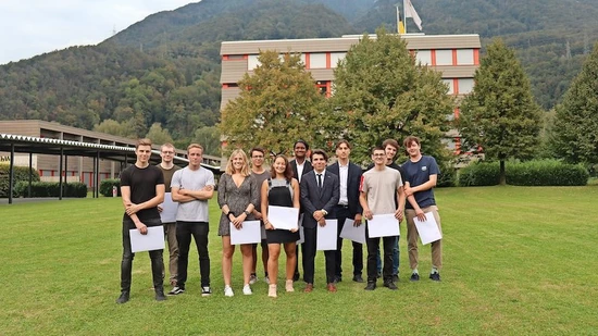 Prämierte junge Berufsleute: Die ausgezeichneten Lehrlinge posieren an der Prämierungsfeier für ihre Projektarbeiten.