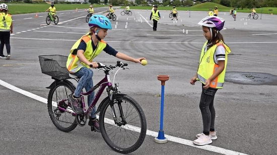 Parcours statt Verkehrsgarten: Auf dem sogenannten Gymkhana ist das ganze Können auf dem Fahrrad gefragt.