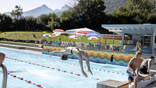 Ein letzter Sprung ins kühle Nass: Ab heute ist auch die Schwandner Badi geschlossen und die erste Glarner Corona-Badi-Saison offiziell beendet.