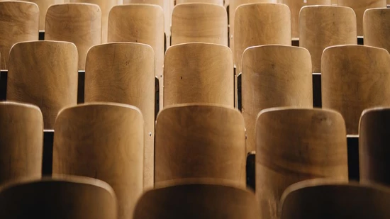 Schier unendliche Sitzreihen: Der Blick aus den hinteren Reihen eines Hörsaals.