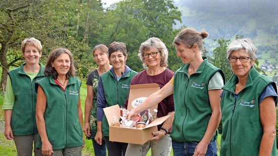 Einen Teil der Mitwirkenden der Glarner Schlemmertruggä.