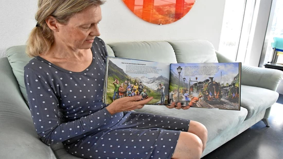 Swantje Kammerecker blättert in Ihrem sechsten Kinderbuch.