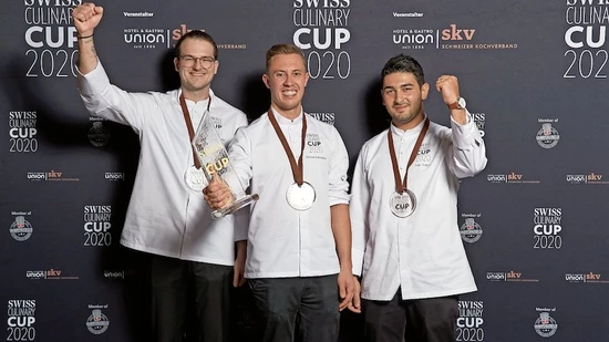Die drei Sieger (von links): Der Glarner Jungkoch Noah Bachofen wird Zweiter, Niklas Schneider Erster und Ivan Capo Dritter.