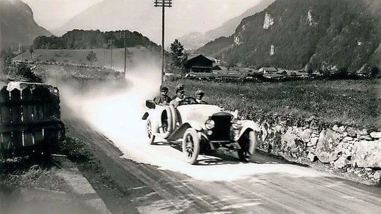Nicht für Autos gemacht: Der Verkehr auf den Strassen machte Landwirte und Sozialdemokraten staubig.