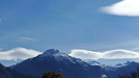 Ein Berg wird flügge: Der Gandstock zeigte sich für kurze Zeit mit wolkigen Flügeln – fünf Minuten später waren sie wieder verflattert, wie Swantje Kammerecker beobachtete. Selten war aber nur die Konstellation - Wolken gab es im Oktober genug zu sehen,