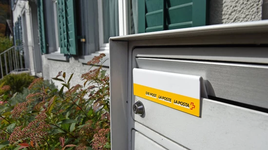 Künftig per Klick: Das heutige Steckschild für den Post-Hausservice weicht einer digitalen Bestelllösung.