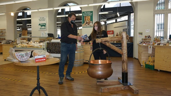 Aus dem Käsekessi: Die drei Gewinner des Stempelwettbewerbs werden in der Markthalle gezogen.