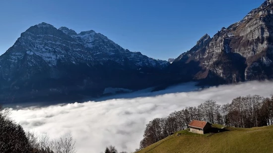 In den letzten Tagen dominierte auch im Glarnerland der Nebel das Wetter im Tal. Schnee in grösseren Mengen ist auch im meteorologischen Winter noch nicht in Sicht.