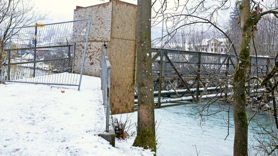 Um Unfälle zu verhindern, ist der Zugang zur Fussgängerbrücke zum Langgüetli mit Holz und Absperrgitter verstellt.
